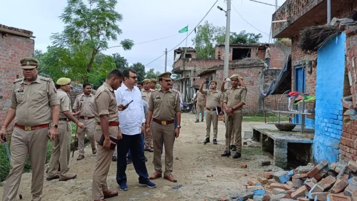 पुलिस के आला अधिकारी पहुंचे मौके पर।