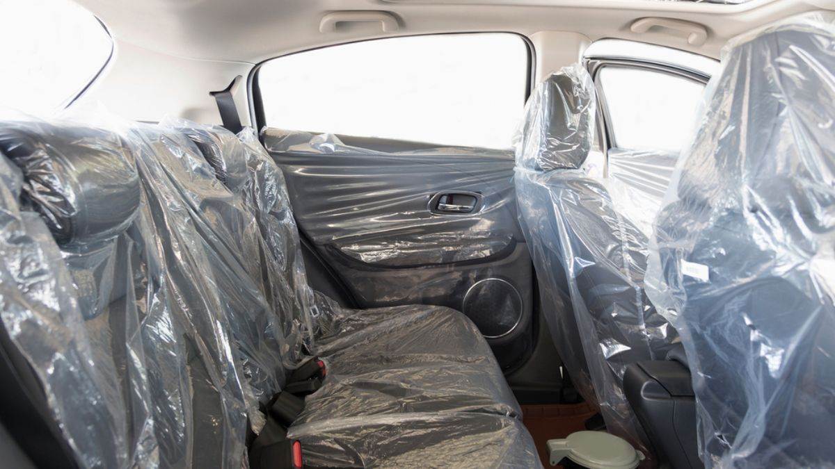https://www.jagranimages.com/images/newimg/27092024/27_09_2024-polythene_seat_covers_on_new_cars_23805536.jpg