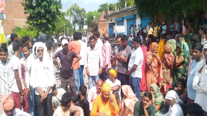 प्रयागराज:के उतरांव में भाजपा नेता के घायल पति की मौत के बाद आक्रोशित लोगों ने लगाया जाम। जागरण