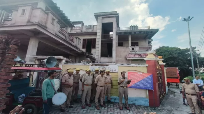 जेडी आफिस वाराणसी के लिपिक परवेज जमाल की 23.89 करोड़ की संपत्ति कुर्क।