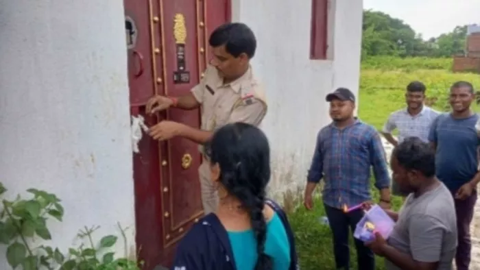 सब्जी विक्रेता के घर से अवैध शराब निर्माण फैक्ट्री का भंडाफोड़। (जागरण)