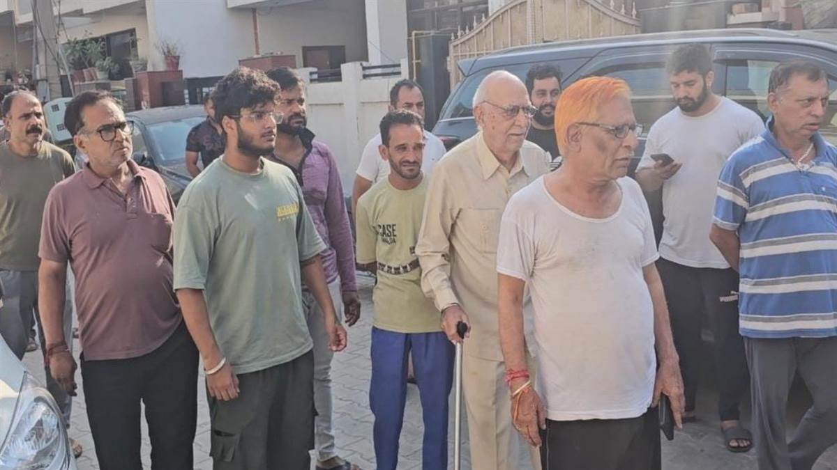 https://www.jagranimages.com/images/newimg/27092025/27_09_2025-cars_vandalized_rajpura_24062519.jpg