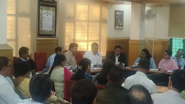 शिमला में शनिवार को सीबीएसई से संबद्धता के लिए चुने स्कूलों के प्रधानाचार्य अधिकारियों से बैठक के दौरान।