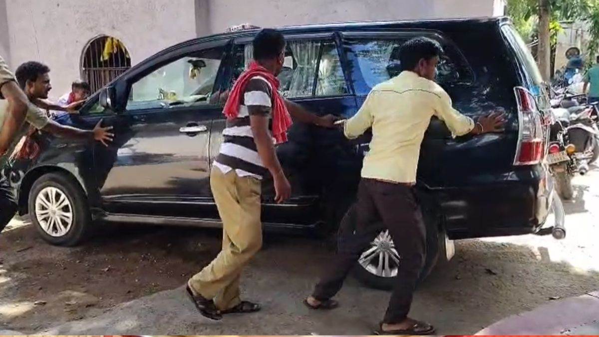 dm car started with a push in pilibhit after complaint hearing latest news in hindi