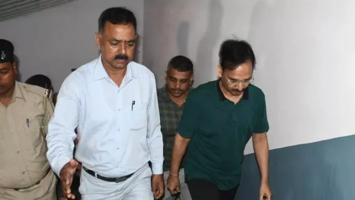 निलंबित IAS विनय चौबे को गिरफ्तार दिखाएगी ACB। (जागरण)