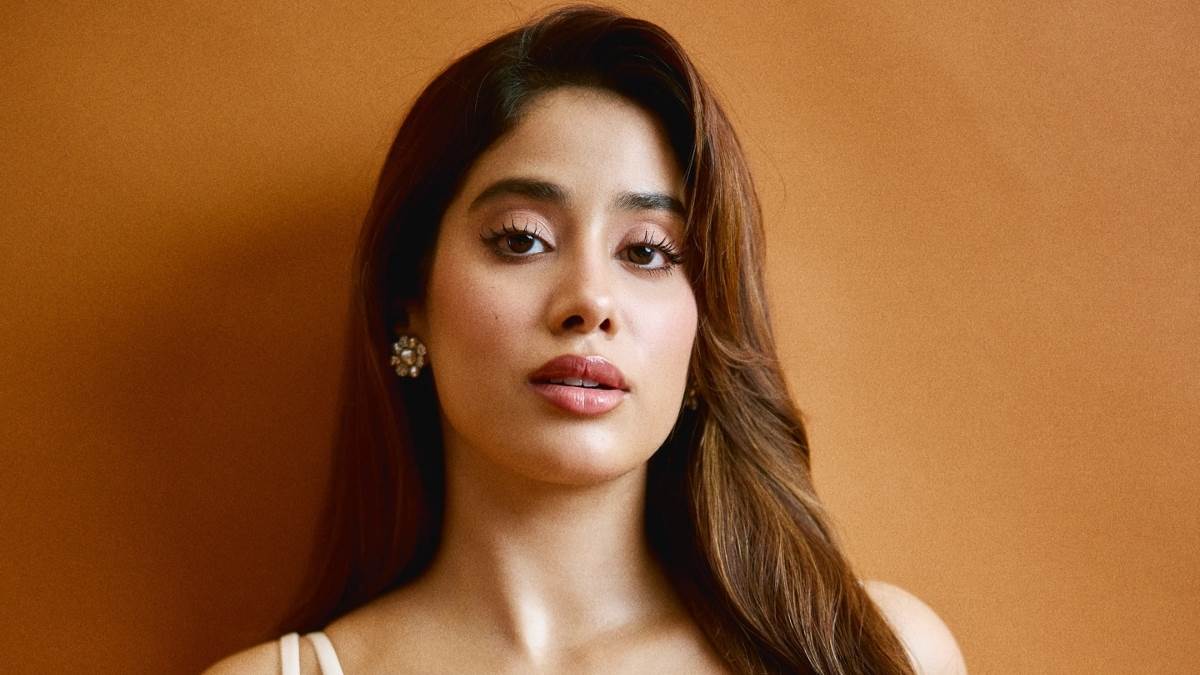 janhvi kapoor look glamorous in her expensive dress at oscar nominated movie homebound promotional event