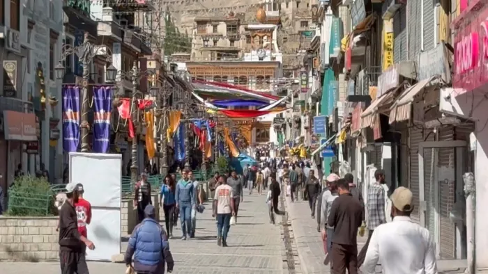 लद्दाख में कर्फ्यू में ढील लेह में हिंसा के बाद प्रतिबंधों में राहत।