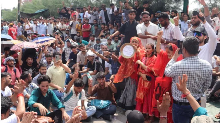 युवाओं को समझाने पहुंचे डीएम और एसएसपी, नहीं माने। फाइल