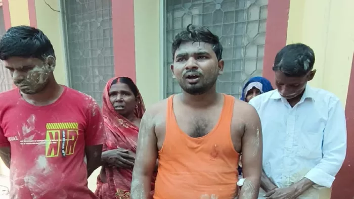 प्रतापगढ़ के कुंडा में छात्र और उसके परिवार के लोगों की पिटाई से घायल शिक्षक का परिवार। जागरण