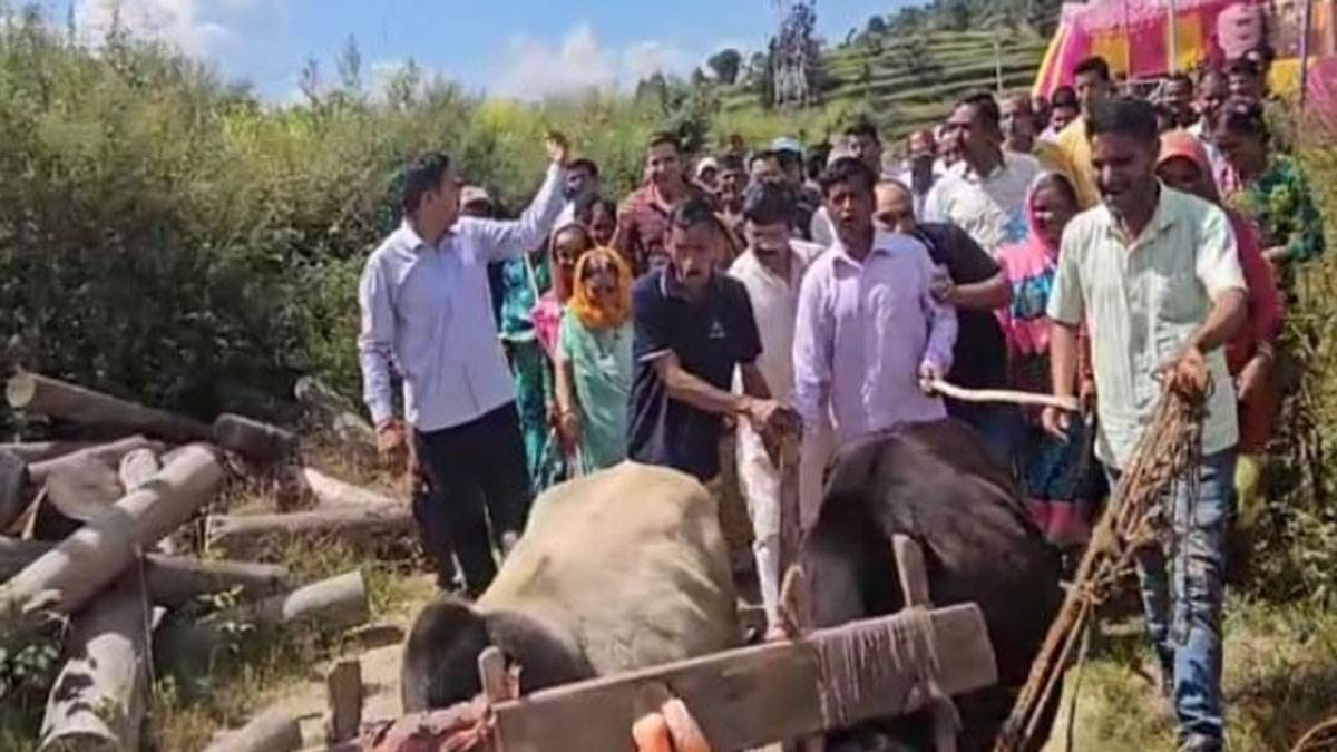 almora villagers protest bad roads demand government action
