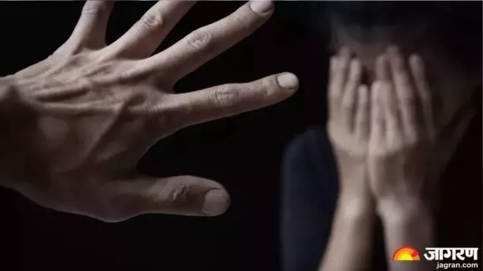 राशन लेकर लौट रही नाबालिग छात्रा को पकड़ा। फाइल फोटो
