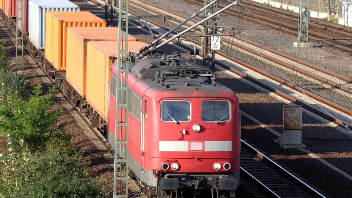https://www.jagranimages.com/images/newimg/27092025/27_09_2025-speeding_goods_train_dainik_jagran__24062207.jpg