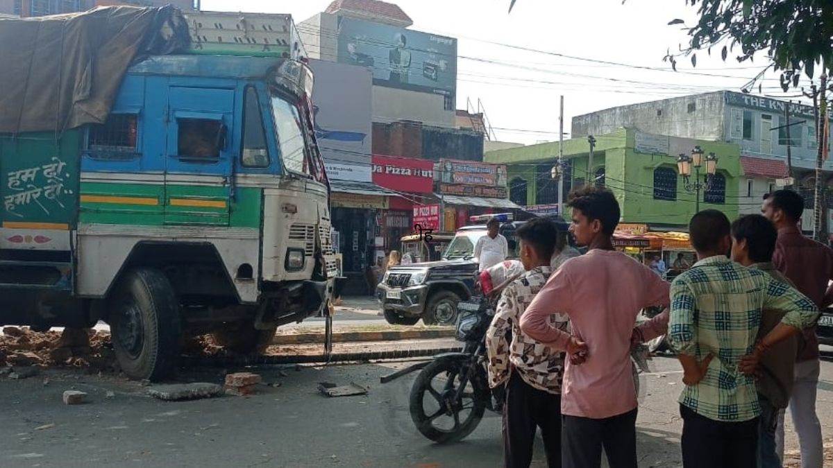 https://www.jagranimages.com/images/newimg/27092025/27_09_2025-truck_accident_24062195.jpg