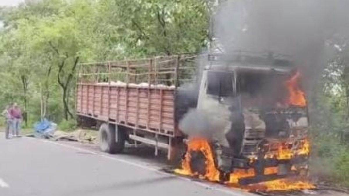 https://www.jagranimages.com/images/newimg/27092025/27_09_2025-truck_got_fire_24062313.jpg