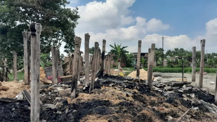 भीषण अगलगी में जले तीन घर, लाखों रुपये की संपत्ति जलकर हुई नष्ट। फोटो जागरण