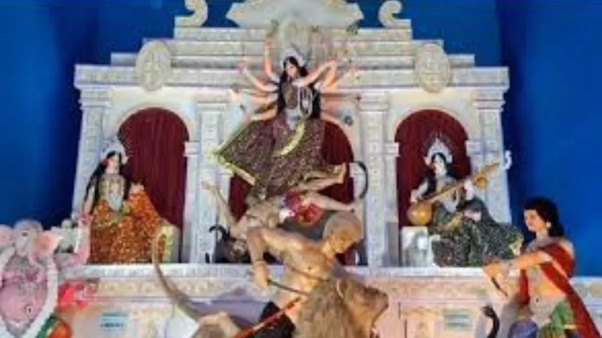 'टैरिफ किंग' ट्रंप का अनोखा विरोध, बंगाल में दुर्गा पूजा पंडाल में महिषासुर के रूप में दिखे अमेरिकी राष्ट्रपति