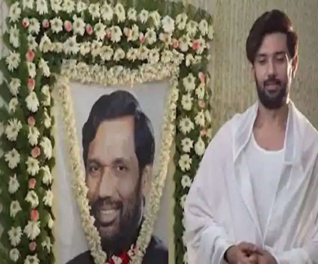 Viral Video: मौत के बाद पिता की तस्वीर के सामने फोटो शूट करवाते चिराग पर विपक्षियों का निशाना, कहा- शर्मनाक - दैनिक जागरण