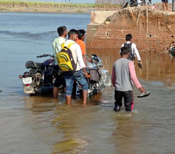 गंगा के पानी से क्षतिग्रस्त एप्रोच रोड ने बढ़ाई वाहन चालकों की परेशानी, दुर्घटना की आशंका