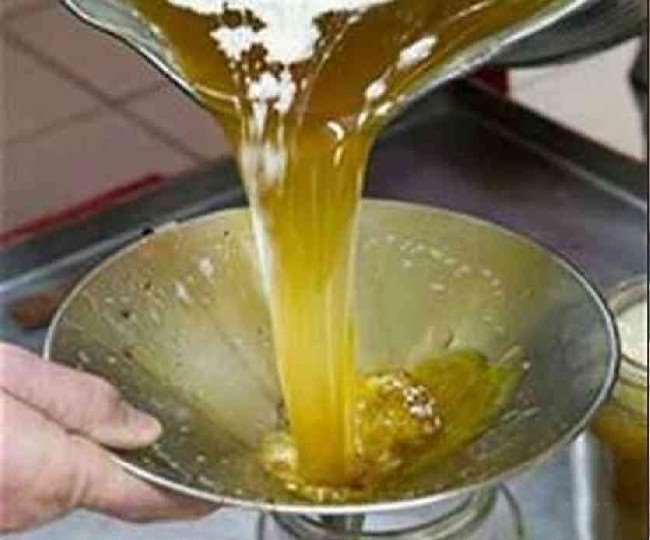 मुरादाबाद खाद्य सुरक्षा विभाग ने ब्रांडेड सरसों का तेल और सूजी जब्त की।