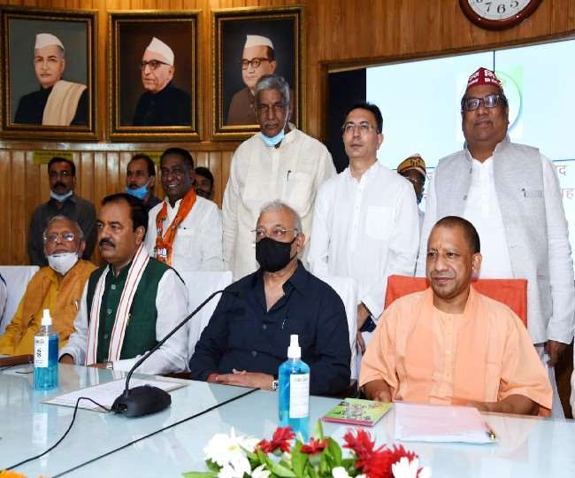 यूपी में भाजपा के मनोनीत चार नए एमएलसी ली शपथ।