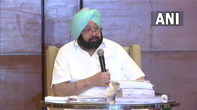 पंजाब के पूर्व मुख्यमंत्री कैप्टन अमरिंदर सिंह मीडिसा से बात करते हुए। (आइएएन)