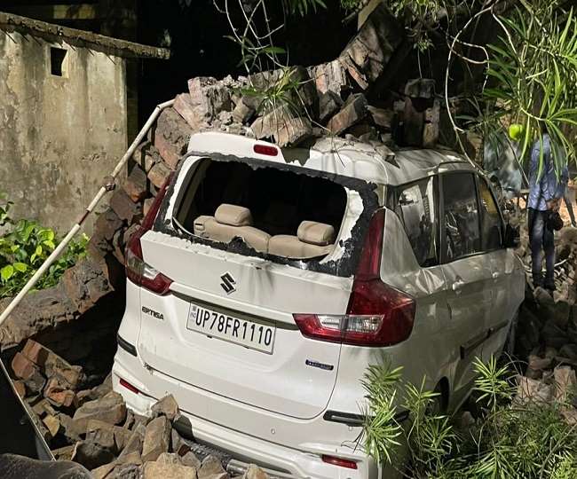 गोविंद नगर स्थित श्री मुनि स्कूल की बाउंड्री गिरने से कई वाहन क्षतिग्रस्त हो गए ।