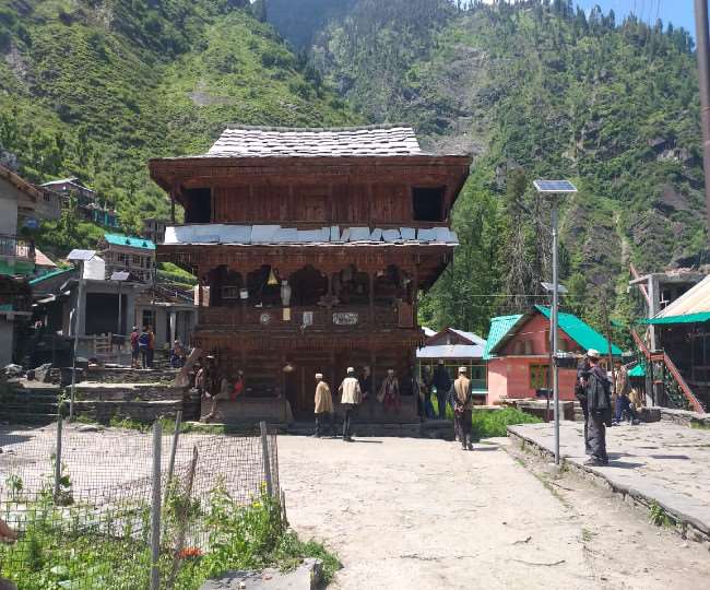 विश्व के सबसे पुराने लोकतंत्र वाले जिला कुल्लू के मलाणा गांव का आज भी अपना ही अलग कानून है।