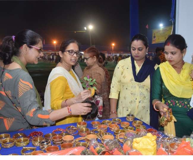 https://www.jagranimages.com/images/newimg/27102021/27_10_2021-manjusa_mahotsab_2021_22153908.jpg