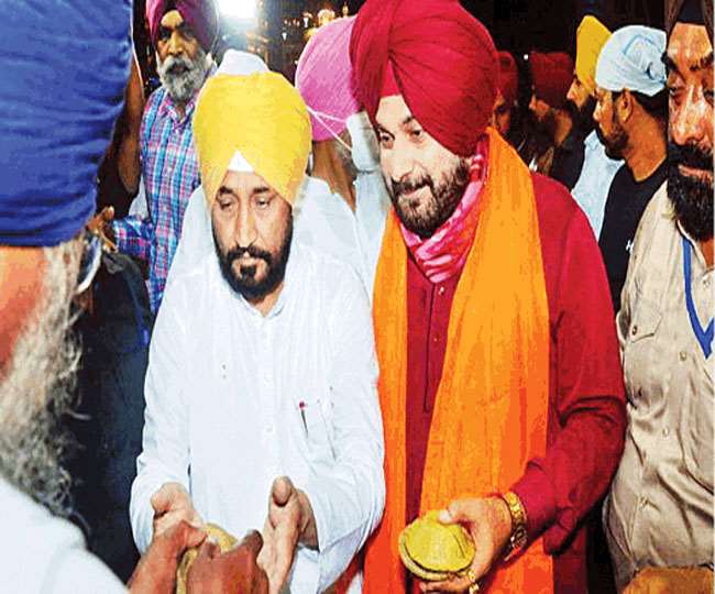 चरणजीत सिंह चन्नी (बाएं) की सरकार के प्रति आक्रामक हैं नवजोत सिंह सिद्धू।फाइल