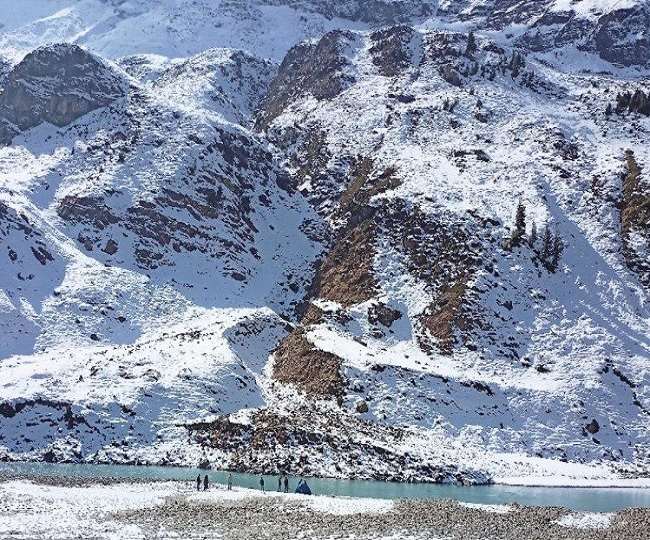 पहाड़ों पर बर्फबारी से मैदानी इलाकों में ठंड का अहसास (फाइल फोटो)
