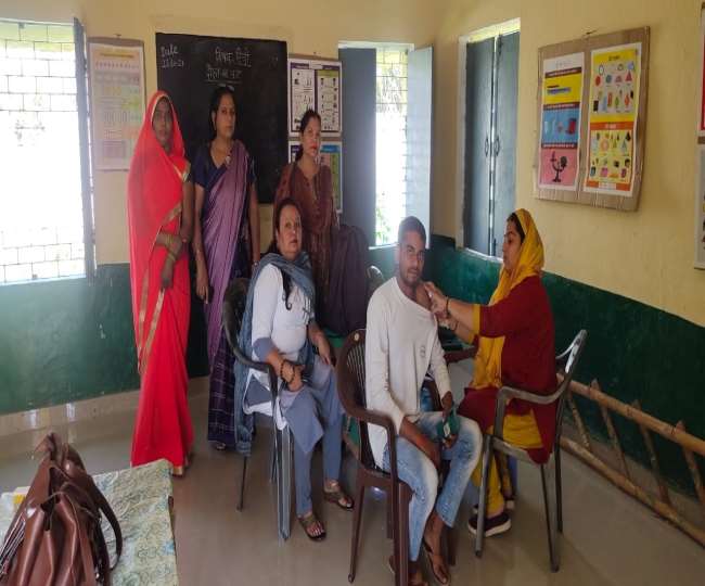 टीकाकरण ही सबसे सशक्त हथियार माना जा रहा है।