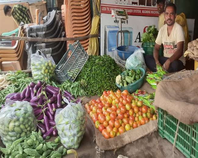 पूर्वांचल में अभी स‍र्दी की सब्जियां बाढ़ और बारिश की वजह से लेट हो गई हैं।