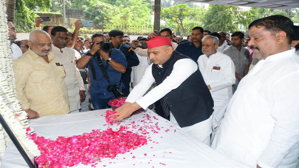 akhilesh yadav reached barabanki and paid tribute to former district panchayat president ashok singh