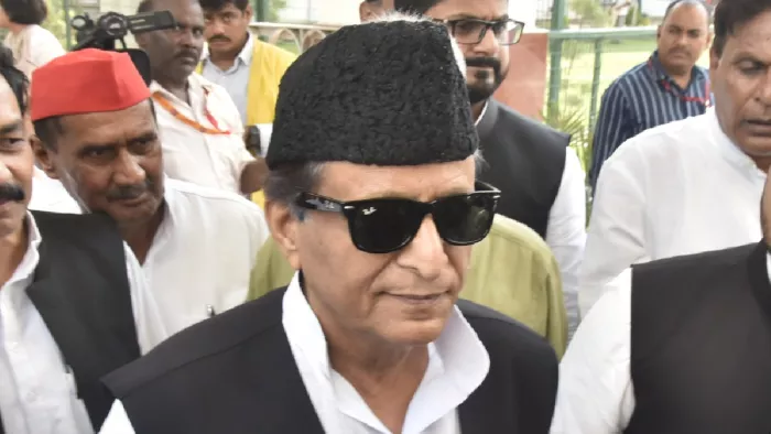 Azam Khan News: आजम ने डीएम के बारे में कहा था जूते साफ कराऊंगा।