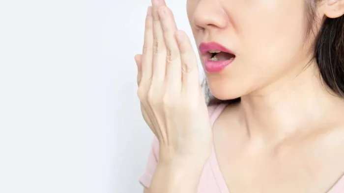 Health Tips: तुलसी की पत्तियां मुंह के बदबू से छुटकारा दिलाने में कारगर है।