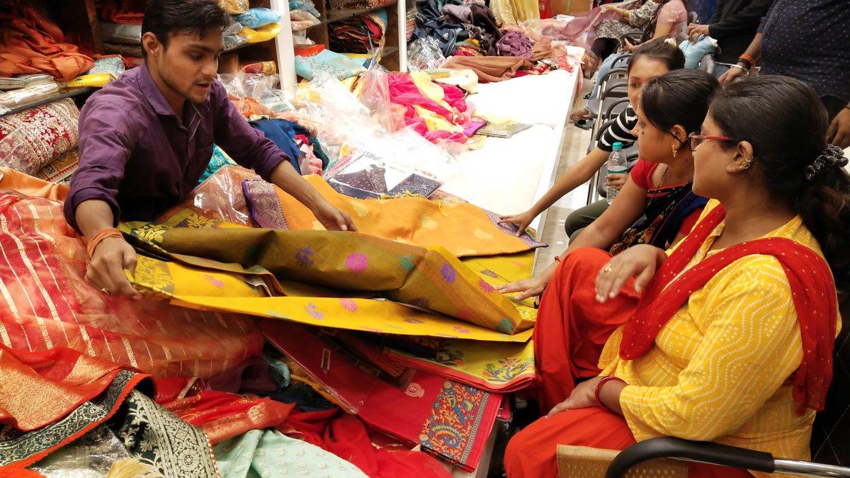 इस बार सूती साड़ी में एक से बढ़कर एक डिजाइन उपलब्ध हैं। फोटो: जागरण