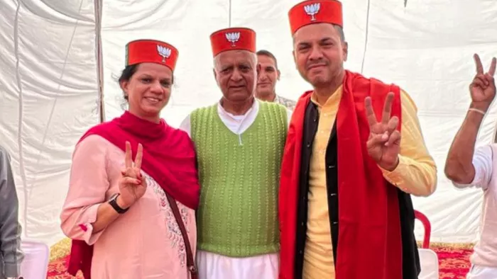 धर्मपुर में मंच पर वंदना गुलेरिया, महेंद्र सिंह ठाकुर व रजत ठाकुर।