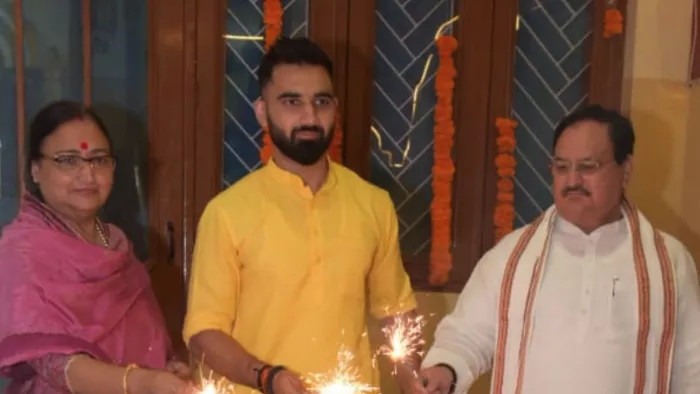 जेपी नड्डा बेटे हरीश और पत्नी मल्लिका नड्डा के साथ।