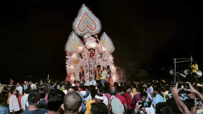 भागलपुर के परवत्ती में स्थापित मां काली की प्रतिमा का विसर्जन किया जा रहा है।
