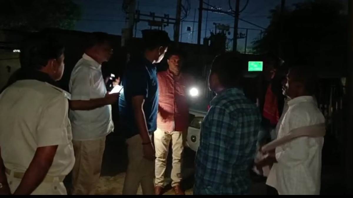 MUNGER NEWS : 10 म‍िनट में पोस्टमार्टम हाउस पहुंच गए DM साहब, पूछे- कौन  आपसे पैसा मांग रहा था, फ‍िर तो... - MUNGER NEWS: DM Naveen Kumar reached  the post-mortem house in