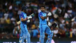 भारत और नीदरलैंड के मैच के दौरान विराट कोहली और सूर्यकुमार यादव।