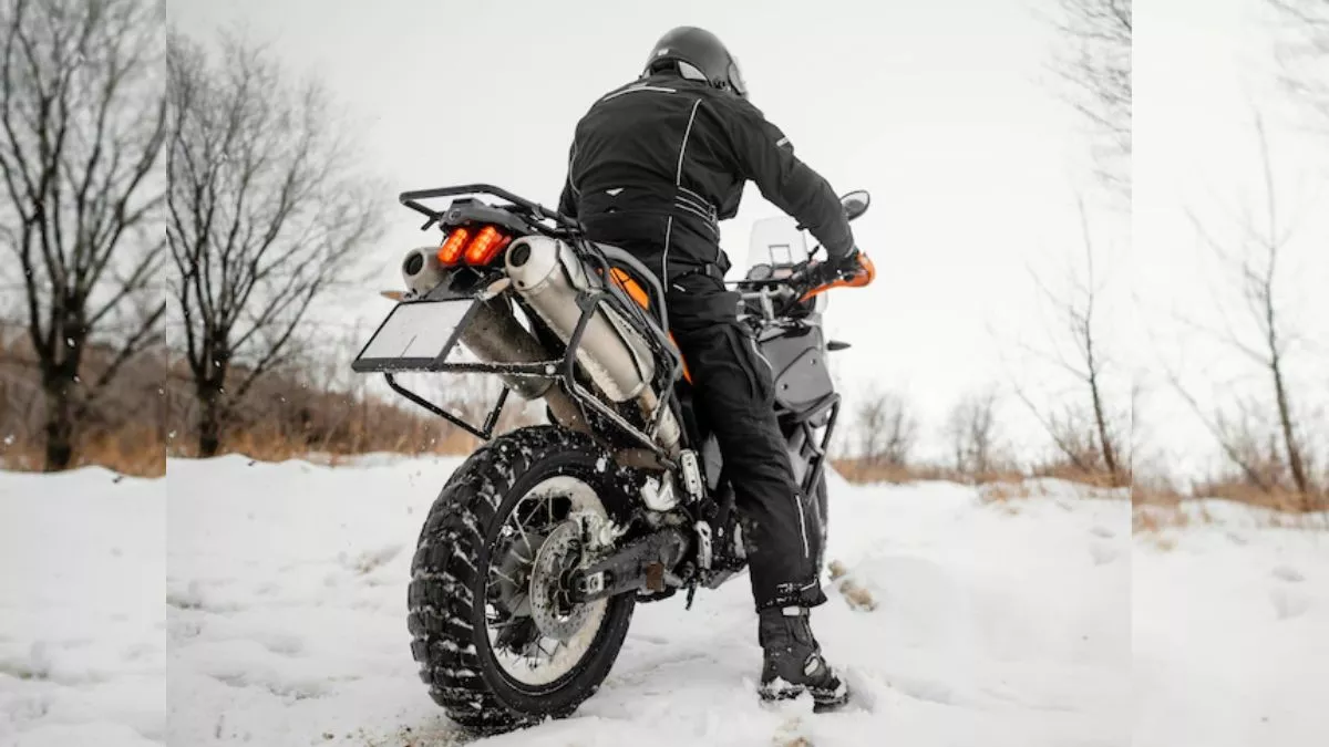 Bike Ride in Winters: ठंड में बाइक राइडिंग का मजा बन न जाए सजा, साथ रखें ये जरुरी एक्सेसरिज