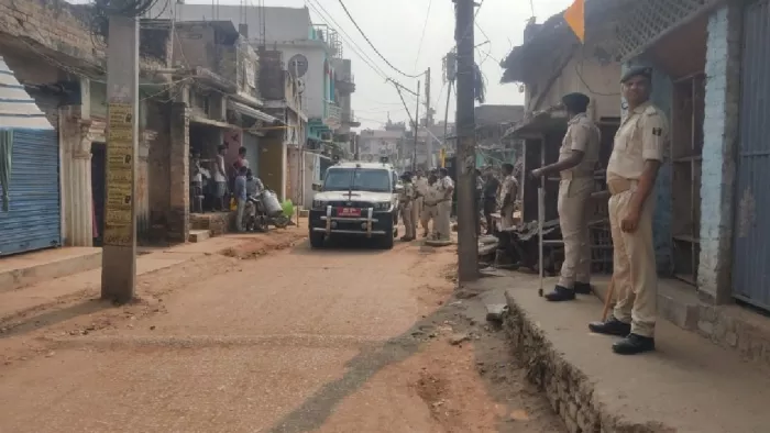 बलिया नगर के उपद्रव ग्रस्त जगहों का भ्रमण करते अधिकारी। फोटो- जागरण
