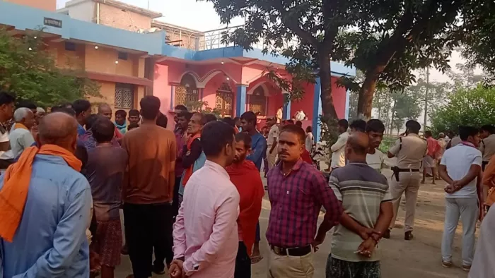 हत्या की सूचना के बाद मृतक के घर पर पहुंचे ग्रामीण।