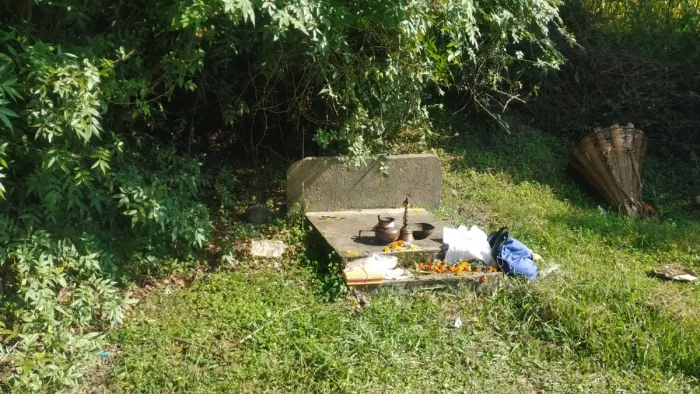 अंतरराष्ट्रीय कुल्लू दशहरा उत्सव में ब्यास नदी के पार बैठे देवता