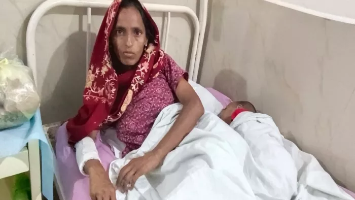 पाकिस्तानी मोर्टार के हमले से बच्चे की जान बचाने के लिए ढाल बन गई मां।