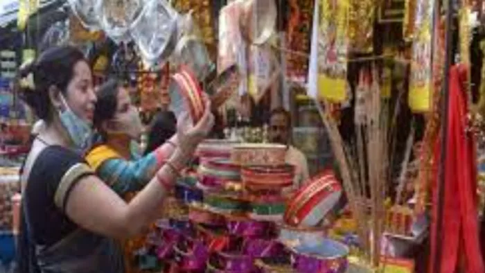 Ghaziabad News: करवा चौथ को लेकर बाजारों में बढ़ी रौनक।