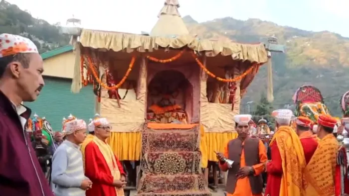 देवी-देवताओं को नहीं मिल रहा बैठने का स्थान