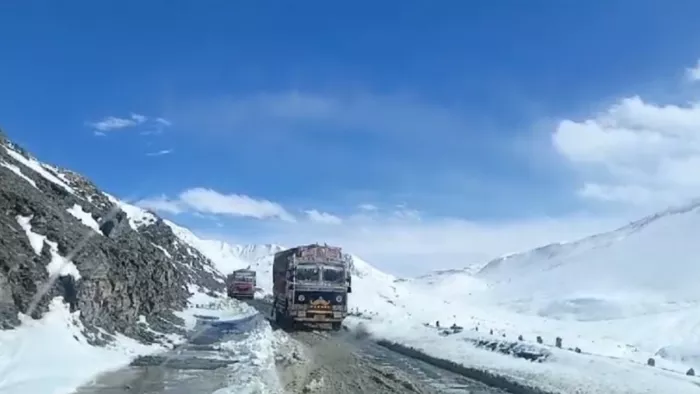 शुक्रवार को खिली धूप के बीच बारालाचा दर्रे से गुजरते वाहन