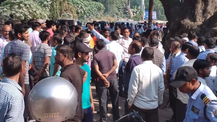 वेतन ना मिलने से भड़के शुआट्स के सुरक्षाकर्मी। -जागरण
